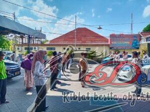 Jaga Imun, Polres Ngawi Ajak Pemohon SIM Senam Bersama