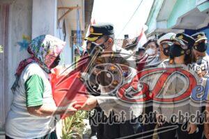 Kapolresta Sidoarjo Bagikan Bansos dan Bendera Merah Putih di Kampung Nelayan