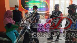 Koramil Tanon Bagikan 700 Kg Beras Untuk PKL