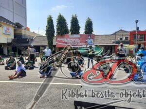 Kapolres Tanjung Perak Pantau Vaksinasi Bonek Dan Bonita di Lapangan Mako