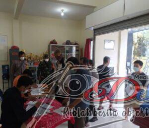 Babinsa Kemlayan Bantu Pendistribusian Sembako dari Kemensos di Masa PPKM Level 4