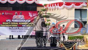 Gelorakan Kemerdekaan, Kapolresta Sidoarjo Bagikan 5.000 Bendera Merah Putih dan Baksos