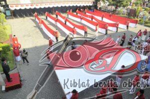 Jelang HUT RI-76, Dinsos Provinsi Jatim Bentangkan Bendera Raksasa