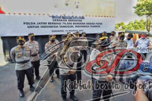 Polda Jatim Berbagi 76.000 Bendera Merah Putih untuk Indonesia Tangguh