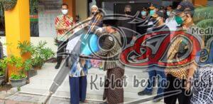 Forkopimda Surabaya Gandeng KBRS-P Dan Elemen Masyarakat Bagikan Bansos Ke Pelaku UMKM