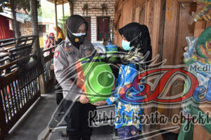 Polwan Polres Bangkalan Salurkan Bansos Ke Pelaku UMKM Batik
