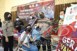 Gelar Vaksinasi Putih Abu-Abu, Kapolres Mojokerto Sosialisasi Aplikasi PeduliLindungi