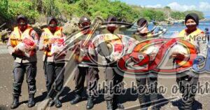 Polwan Polres Jember Bagikan 200 Paket Sembako Di Pantai Pancer