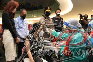 Kapolda Jatim Cek Vaksinasi dan Barcode Peduli Lindungi di Mall Surabaya