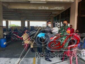 Babinsa dan Lurah Pasar Bagi-bagi Sembako di Pasar Matahari Singosaren