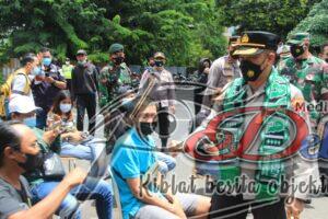 Kapolrestabes Surabaya Pantau Pelaksanaan Vaksinasi di Markas Bonek