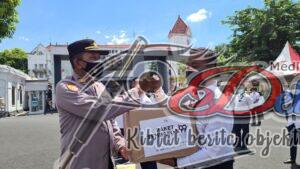 Sebagai Penyemangat Kerja, Polrestabes Surabaya Berikan Bansos Ke PHL dan Office Boy
