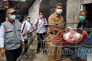 Lurah Dupak Bersama RPM-Lazismu Surabaya Bagi Sembako di Kampung 1001 Malam