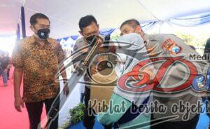 Wakapolda Bagikan Sembako On The Spot di Kota Pahlawan