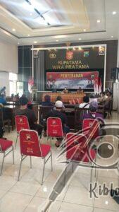 Polresta Banyuwangi Menyerahkan Bantuan Tunai Kepada PKL dan Warung (BTPKLW)