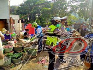 Personil Polrestabes Surabaya Bagi-Bagi Masker Saat Operasi Patuh Semeru 2021