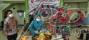 Sambut HUT TNI Ke-76, Warga Pesisir Desa Binaan MENBANPUR 2 MAR Melaksanakan Pemotongan Tumpeng