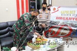 HUT TNI ke-76, Kapolres Tulungagung Beri Kejutan Dandim 0807