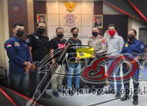 Dekat Dengan Jurnalis, Kasat Lantas Polrestabes Surabaya Beri Hadiah Jurnalis