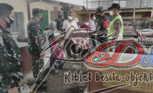 TNI Polri Bagikan Masker Gratis Saat Patroli