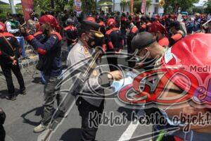 Tuntut Kenaikan Upah, Buruh Dapat Vaksin