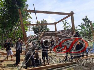 Polres Ngawi Bersama Masyarakat Gotong Royong Bangun Rumah Seorang GTT