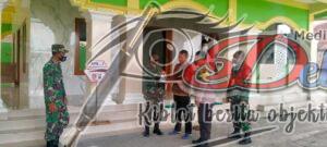 Ibadah Sambil Himbau Prokes, Babinsa Sambangi Masjid Darussalam