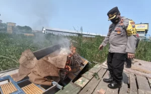 Kapolsek Tambaksari Pimpin Langsung Penggerebekan Tempat Judi Burung Merpati Di Bronggalan