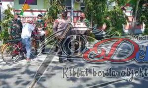 Petugas Hadang Warga Donohudan Yang Tak Bermasker