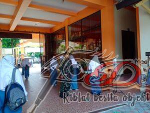 Serda Tito Cek Prokes di PTM SMKN 3 Surakarta