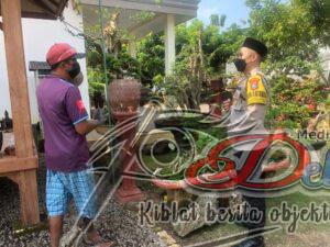 Pesan Kamtibmas dan Prokes, Bhabinkamtibmas Desa Sembilangan Cangkruk-an Bareng Warga