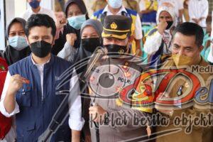 Kapolres Gresik Bantu Sembako Saat Tinjau Tanggul Jebol di Desa Cermen