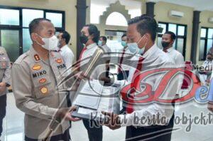 Kapolres Lamongan Berikan Reward Kepada Anggota Dan Masyarakat Yang Bantu Tugas Kepolisian