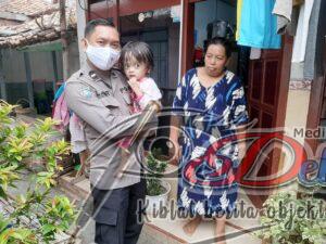 Jum’at Sedekah, Sat. Binmas Polres Sampang Datangi Anak Penderita Hidrosefalus