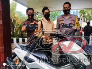 Terekam Cctv, Pelaku Pencurian Motor Dijemput Polisi Dirumahnya