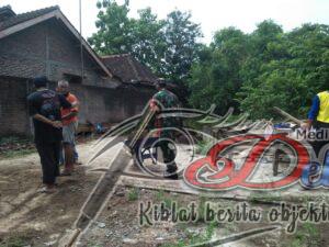 Babinsa Plumbungan Karya Bakti Membersihkan Puing-Puing Rumah Roboh