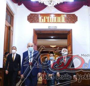 Gus Tomi Pengasuh Pondok Pesantren Al-Ibrohimi Manyar Gresik Jadi Translator Dubes Mesir Saat kunjungan