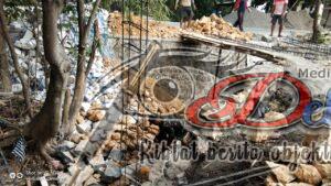 TNI-Warga Gotong Royong Bangun Tanggul Jalan Desa Dukuh