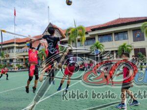 Tim Volly Putra Karangasem dan Banyuwangi Gelar Latih Tanding di Lapangan Polresta Banyuwangi