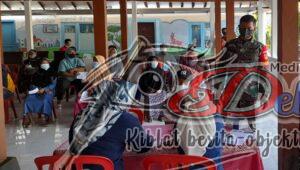 Babinsa Dampingi Penyaluran BLT Dana Desa Dengan Prokes Ketat