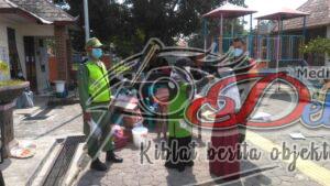 Babinsa Gandeng Linmas Kelurahan Joyotakan Terapkan PTM