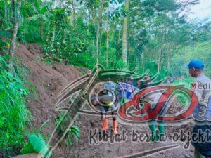 Bersama Warga, Polsek Jogorogo Buka Akses Jalan Antar Desa Yang Longsor