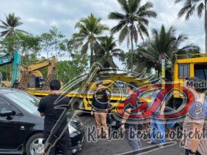 Bantu Evakuasi Korban Erupsi, Polda Jatim Turunkan 14 Alat Berat