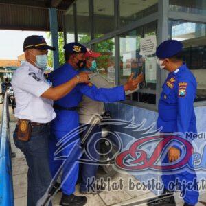 Cegah Penyebaran Covid-19, Satpolairud Polres Bangkalan Himbau Aplikasi PeduliLindungi di ASDP Kamal
