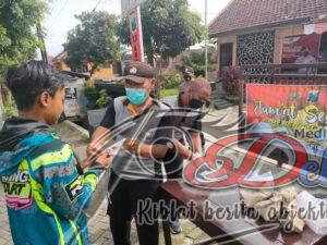 Polsek Ngrambe Bagikan Puluhan Nasi Bungkus dan Masker