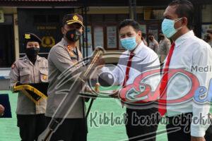 Kapolres Ngawi Berikan Penghargaan Kepada 5 Anggota Berprestasi