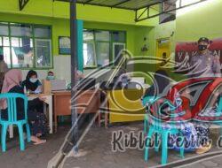 Berikan Rasa Nyaman Anggota Polsek Socah Aiptu Edi Subiantoro Monitoring Pelaksanaan Vaksinasi Di Puskesmas Setempat