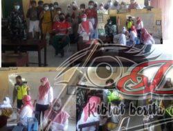Koramil Dan Polsek Menganti Bripka Riyono Monitoring Vaksinasi SDN 215 Desa Boboh