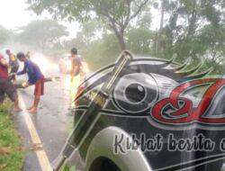 Diguyur Hujan Deras, Anggota Polres Bangkalan Dibantu Warga Bersihkan Pohon Tumbang di Akses Suramadu