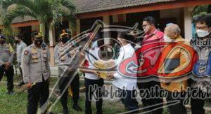 Komisi lll DPR RI Berikan Bansos di Tempat Pengungsian